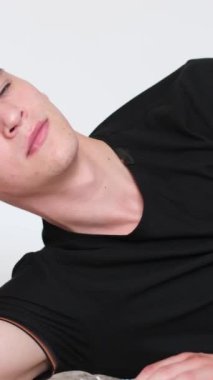 Adam elinde siyah saçlı ve mavi gözlü yakışıklı bir adam yatıyor. Melez ırk uyruğu. Tatmin olmuş genç bir adam evdeki kanepede dinleniyor, yorucu bir iş gününden sonra gözlerini kapatıyor., 
