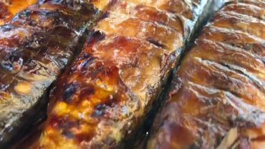 Siyah tabakta limonlu ızgara balık. Izgara uskumru.