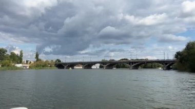 Güney Böcek Nehri Ukrayna Vinnitsa. Köprülerin altında bir yatta seyahat etmek, yelken açmak, dilek dilemek. Nehirden şehre kadar nehir manzarası boyunca yüzer.