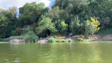 Güney Böcek Nehri Ukrayna Vinnitsa. Köprülerin altında bir yatta seyahat etmek, yelken açmak, dilek dilemek. Nehirden şehre kadar nehir manzarası boyunca yüzer.