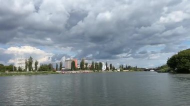 Güney Böcek Nehri Ukrayna Vinnitsa. Köprülerin altında bir yatta seyahat etmek, yelken açmak, dilek dilemek. Nehirden şehre kadar nehir manzarası boyunca yüzer.