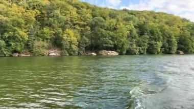 Güney Böcek Nehri Ukrayna Vinnitsa. Köprülerin altında bir yatta seyahat etmek, yelken açmak, dilek dilemek. Nehirden şehre kadar nehir manzarası boyunca yüzer.