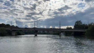 Güney Böcek Nehri Ukrayna Vinnitsa. Köprülerin altında bir yatta seyahat etmek, yelken açmak, dilek dilemek. Nehirden şehre kadar nehir manzarası boyunca yüzer.