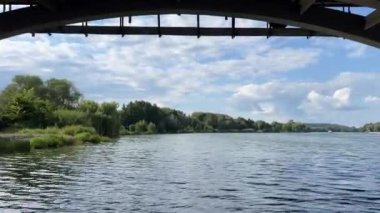Güney Böcek Nehri Ukrayna Vinnitsa. Köprülerin altında bir yatta seyahat etmek, yelken açmak, dilek dilemek. Nehirden şehre kadar nehir manzarası boyunca yüzer.