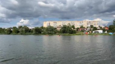 Güney Böcek Nehri Ukrayna Vinnitsa. Köprülerin altında bir yatta seyahat etmek, yelken açmak, dilek dilemek. Nehirden şehre kadar nehir manzarası boyunca yüzer.