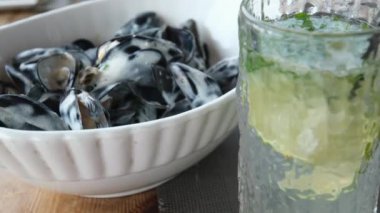 Mojito soğuk, kremalı soslu lezzetli midyeler kırmızı havyar ve beyaz şarap kremalı soslu midyeler.