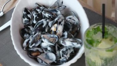 Mojito soğuk, kremalı soslu lezzetli midyeler kırmızı havyar ve beyaz şarap kremalı soslu midyeler.