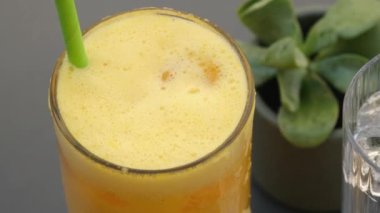 Dikey Videoda Taze Portakal Suyu Bardağa Dolduruldu