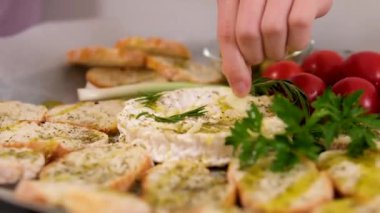 Kızarmış Camembert peyniri kesen erkek ellerinin yakın çekimi