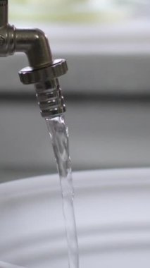 Su borusundan su fışkıran bir jet. Kapatıyorum, mutfaktaki musluğu kapat. Temiz içme suyu. Musluktan bir damla su damlıyor. su mutfağı