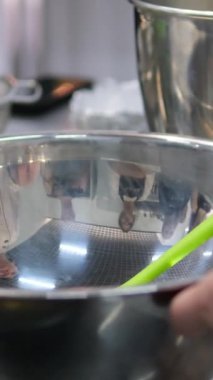 Bej önlüklü güzel kadın şef öğretmen çevrimiçi video konferans dizüstü bilgisayarı öğretiyor, ev hanımı öğrencilere ev kameralarına salata yapımında kullanılan malzemeleri gösterdiğini söylüyor.
