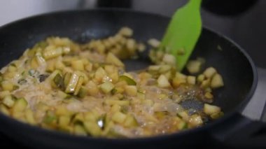 Tatil için kara çikolatayla kaplanmış haşlanmış armutları hazırlıyorum. Karamelli armut.