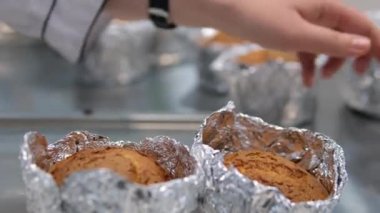 Ev yapımı folyo kalıplarına kepçeyle hamuru dök. Paskalya usulü küçük pasta bento keki yap. Mangırı küflü kadına dök, mangırı kalıba dök. Evde çikolatalı pasta yap..
