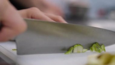 Olgun armut parçaları, masada yeşil armut parçaları, yemek tabakları.