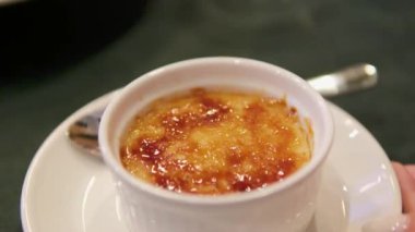 Creme brulee, Doğu Kafe 'de tatlı. Beyaz çömlek.