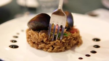 Oryantal deniz ürünleri pilavı ve ahşap desenli soğuk Teh Tarık. İspanyol paella, karides ve sucuklu. pirinç ve deniz ürünleri.
