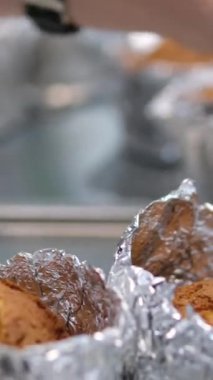 Ev yapımı folyo kalıplarına kepçeyle hamuru dök. Paskalya usulü küçük pasta bento keki yap. Mangırı küflü kadına dök, mangırı kalıba dök. Evde çikolatalı pasta yap..