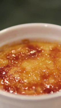 Creme brulee, Doğu Kafe 'de tatlı. Beyaz çömlek.