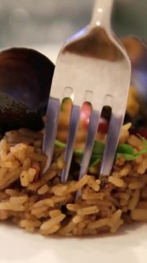 Oryantal deniz ürünleri pilavı ve ahşap desenli soğuk Teh Tarık. İspanyol paella, karides ve sucuklu. pirinç ve deniz ürünleri.