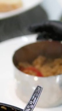 Tofu, yumurta, vermicelli ve orek tempe ile servis edilen Endonezya sarı pirinci. pirinç servis yemeği