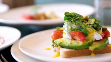 Kahvaltı yumurtalı Benedict peynirli kekler ve waffle. Lüks otellerde kahvaltı