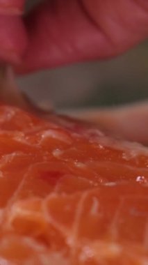 Aşçı, taze kırmızı balıktan kemikleri alırken yakından ateş etmiş. Kırmızı balıktan kemikleri ayır