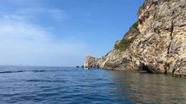 Zakynthos adasındaki Keri uçurumları, İyon denizi, Yunanistan. Zante 'deki güzel Akra Keri kayası. Zante Yunan adasında turkuaz deniz suyuyla deniz kıyısının hava aracı görüntüleri.. 