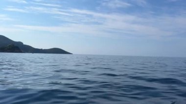 Zakynthos adasındaki Keri uçurumları, İyon denizi, Yunanistan. Zante 'deki güzel Akra Keri kayası. Zante Yunan adasında turkuaz deniz suyuyla deniz kıyısının hava aracı görüntüleri.. 