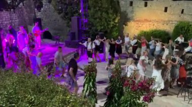 İyon Denizi Arnavut aroması ve gelenekleri ulusal şarkılar ve ulusal danslar öğretmek. Arnavut çoksesli şarkı söyleme, UNESCO 'nun soyut kültürel mirası. Arnavutluk ksemil saranta 08.25.2024