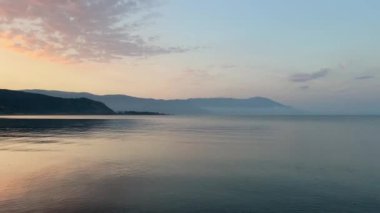 Arnavutluk Riviera 'sı. Arnavutluk 'un İyon Denizi kıyısındaki sahil, Ksamil, Yunanistan' ın Korfu adası yakınlarında. Kumsal. pasifleştirme
