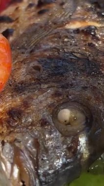 Dorado balığı ve karides tabağında deniz ürünleri. Sıcak bir ülkedeki bir restoranda turist yemeği