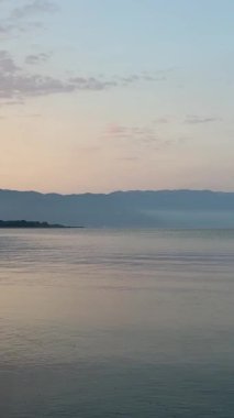 Arnavutluk Riviera 'sı. Arnavutluk 'un İyon Denizi kıyısındaki sahil, Ksamil, Yunanistan' ın Korfu adası yakınlarında. Kumsal. pasifleştirme