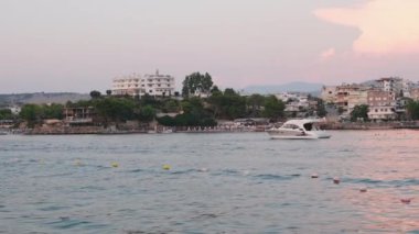 Arnavutluk 'un Ksamil kentinin deniz yatları, gün batımı plajları manzarası