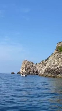 Zakynthos adasındaki Keri uçurumları, İyon denizi, Yunanistan. Zante 'deki güzel Akra Keri kayası. Zante Yunan adasında turkuaz deniz suyuyla deniz kıyısının hava aracı görüntüleri.. 