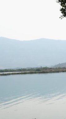 Arnavutluk 'un deniz dağları Şala Nehri, bu gibi önemli noktalar, çarpıcı dağ manzaralarının arasına yerleştirilmiş pitoresk bir rezervuar olan Komani Gölü. Dik dağları olan Komani Gölü manzarası. Peyzaj