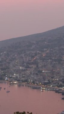 Himara, Vlore, Arnavutluk ve Avrupa 'nın panoramik bahar şehirleri. Adriyatik Denizi 'nin güneşli deniz manzarası. Seyahat konsepti geçmişi. Arnavutluk akşam deniz dağları