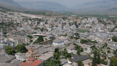 UNESCO 'nun sokaklarına bakan Arnavutluk' un güneyindeki Cirokaster kenti Arnavutluk Cirokastra 'nın eski kenti listelendi