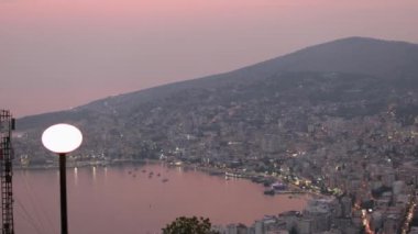 Himara, Vlore, Arnavutluk ve Avrupa 'nın panoramik bahar şehirleri. Adriyatik Denizi 'nin güneşli deniz manzarası. Seyahat konsepti geçmişi. Arnavutluk akşam deniz dağları