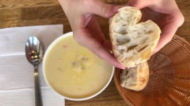 Yumuşak ekmek kremalı Şampiyon mantarı kremalı sos ve şampiyon kremalı çorba. Restoranda öğle yemeği. Masada iki tabak ekmek, çatal ve bıçak var. Tahta masa..