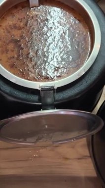 Romen mutfağının farklı türde çömlek çorbaları kepçe kepçesiyle tabaklara saçılmış lezzetli aromatik gıdalar farklı tarifler pişiriliyor yemek odasında geniş bir seçim yapılıyor. Romanya.