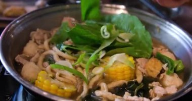 Shabu shabu ve sukiyaki Japon usulü yemekler, yarısı haşlanmış, yarısı yenmeye hazır, sığır eti dilimi. Japon Asya usulü lezzetli ve sağlıklı Shabu yemeği. sıcak tencere