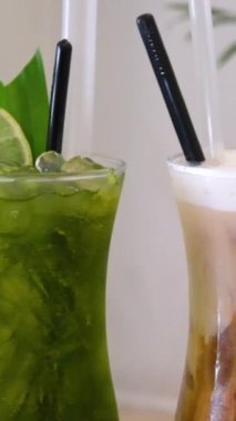 Buzlu latte ya da bardakta servis edilen güzel yeşil kokteyl. Her tat için içki. Soğuk kahve çeşitleri, buzlu kahve, soğuk filtre kahve, soğuk americano, soğuk kahve, soğuk kapuçino.