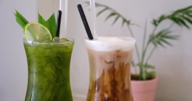 Buzlu latte ya da bardakta servis edilen güzel yeşil kokteyl. Her tat için içki. Soğuk kahve çeşitleri, buzlu kahve, soğuk filtre kahve, soğuk americano, soğuk kahve, soğuk kapuçino.