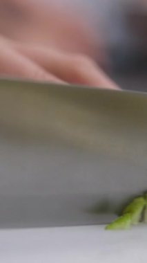 Olgun armut parçaları, masada yeşil armut parçaları, yemek tabakları.