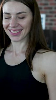 spor salonunda çalışan güçlü seksi atletik genç kadın
