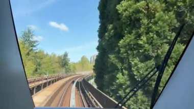 Tren hareket halindeyken Vancouver 'daki tren manzaralı şehir manzaralı tren. Gökyüzü Treni Vancouver