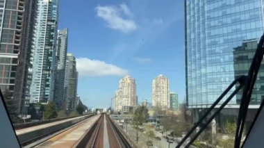 Tren hareket halindeyken Vancouver 'daki tren manzaralı şehir manzaralı tren. Gökyüzü Treni Vancouver