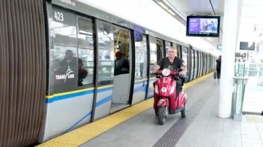 Trenin üstüne motosiklet sürmek... Trenin bozulmasını bekleyen insanlar... Kanada treni... Vancouver 08.28.2024 