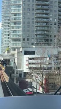 Tren hareket halindeyken Vancouver 'daki tren manzaralı şehir manzaralı tren. Gökyüzü Treni Vancouver