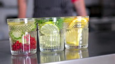 Kırmızı üzümlü üzümlü limonlu salatalık portakallı limonata her yaz tadıma uygun limonata. Hazırlık sergisi için sağlıklı yiyecekler. limonata